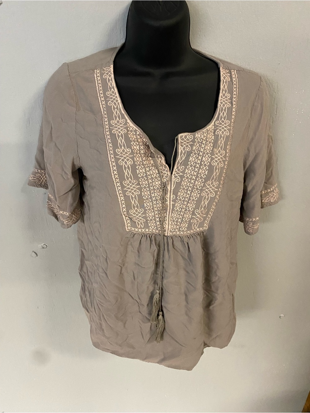 Ariat Taupe Peasant Tunic with Cream Embroidery women’s size S/P